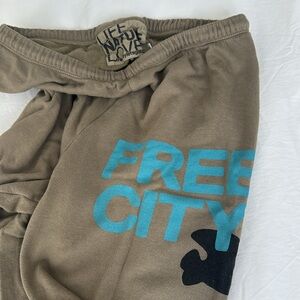 Free city sweatpants


Olive green/brownish with turquoise writing